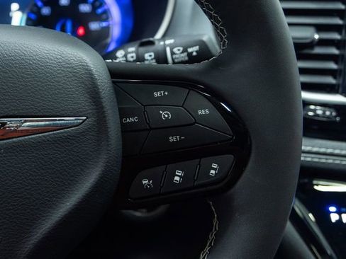 Used 2025 Chrysler Pacifica Limited image 16