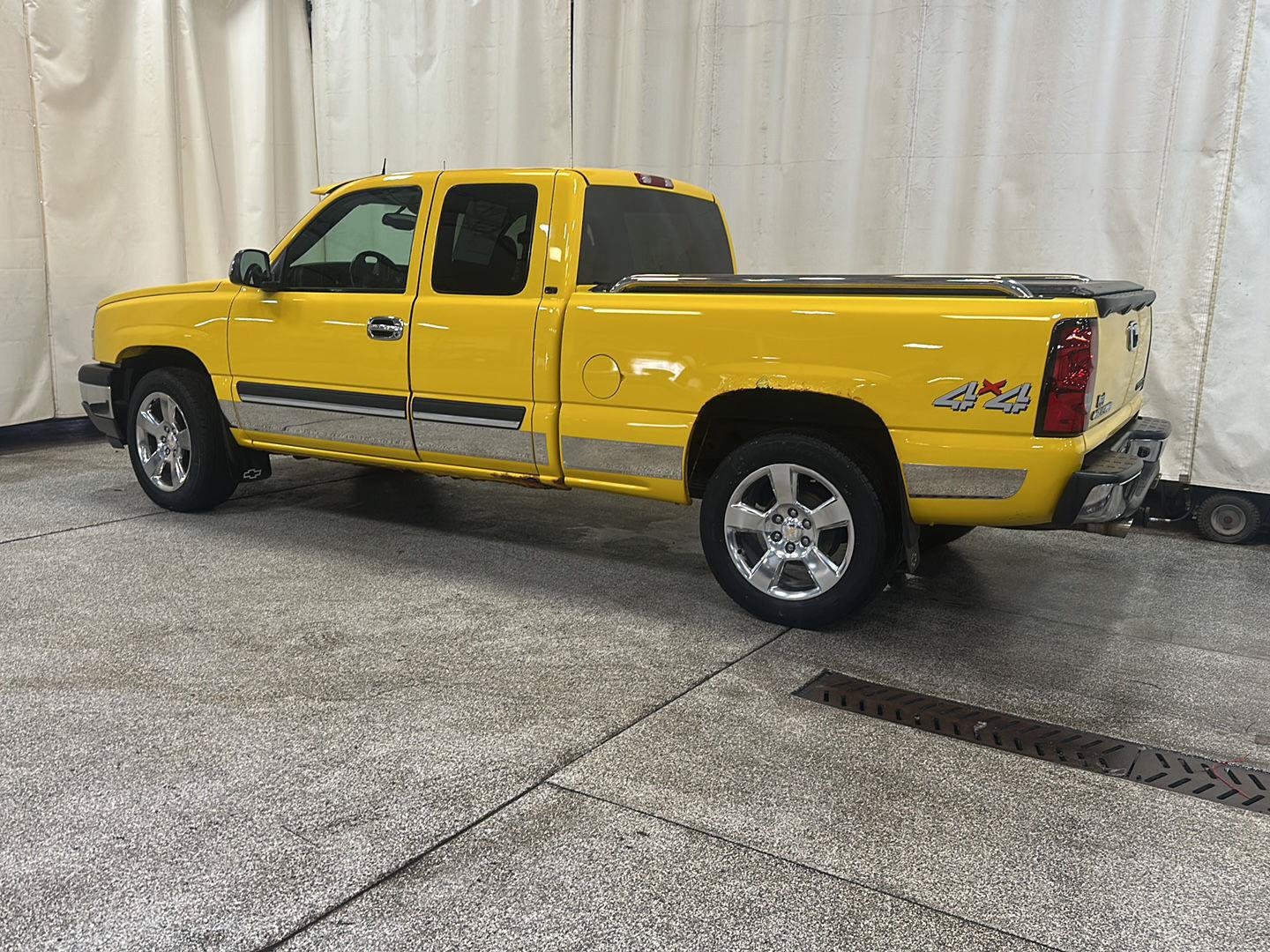 Used 2005 Chevrolet Silverado 1500 LT w/ Light Duty Power Package AWD/4WD image 3