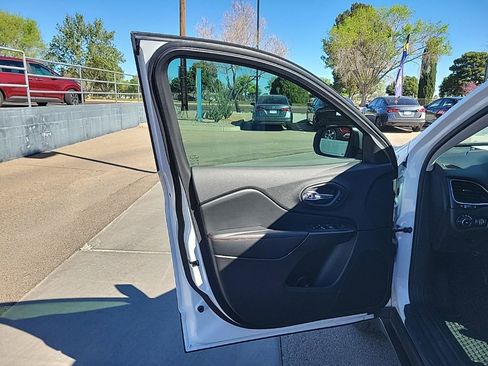 Used 2020 Jeep Cherokee Trailhawk image 11