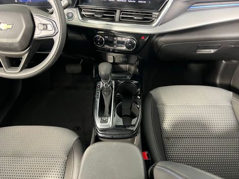 Used 2025 Chevrolet Trax LT image 17