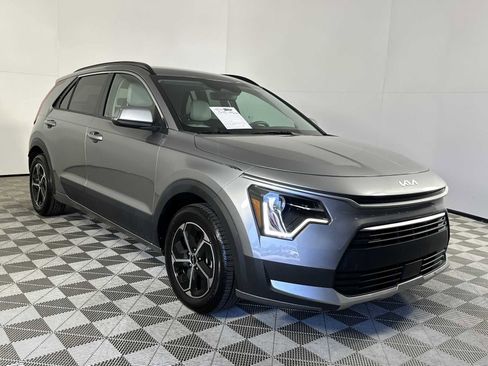 Used 2023 Kia Niro EX image 2