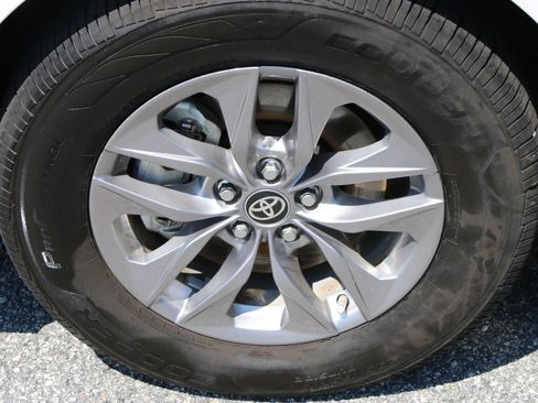 Used 2024 Toyota Sienna XLE w/ XLE Plus Package FWD image 14