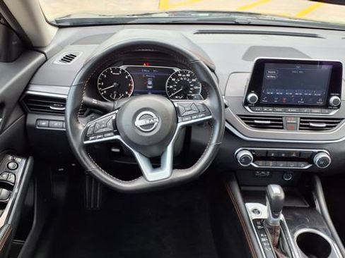 Used 2025 Nissan Altima 2.5 SR FWD image 13