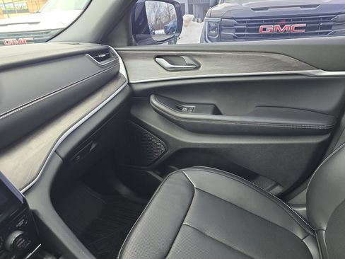 Used 2024 Jeep Grand Cherokee Limited w/ Luxury Tech Group II image 30