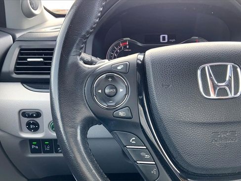 Used 2017 Honda Pilot Touring image 12