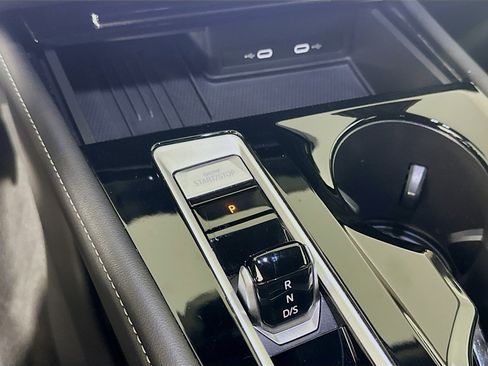 Used 2025 Volkswagen Atlas SE image 25