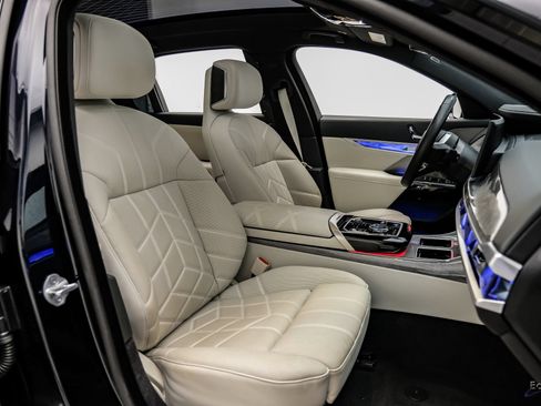 Used 2025 BMW i7 xDrive60 AWD/4WD image 49