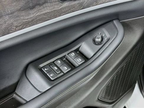Used 2023 Jeep Grand Cherokee L Limited AWD/4WD image 18