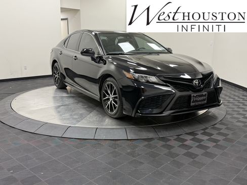 Used 2021 Toyota Camry SE FWD image 1