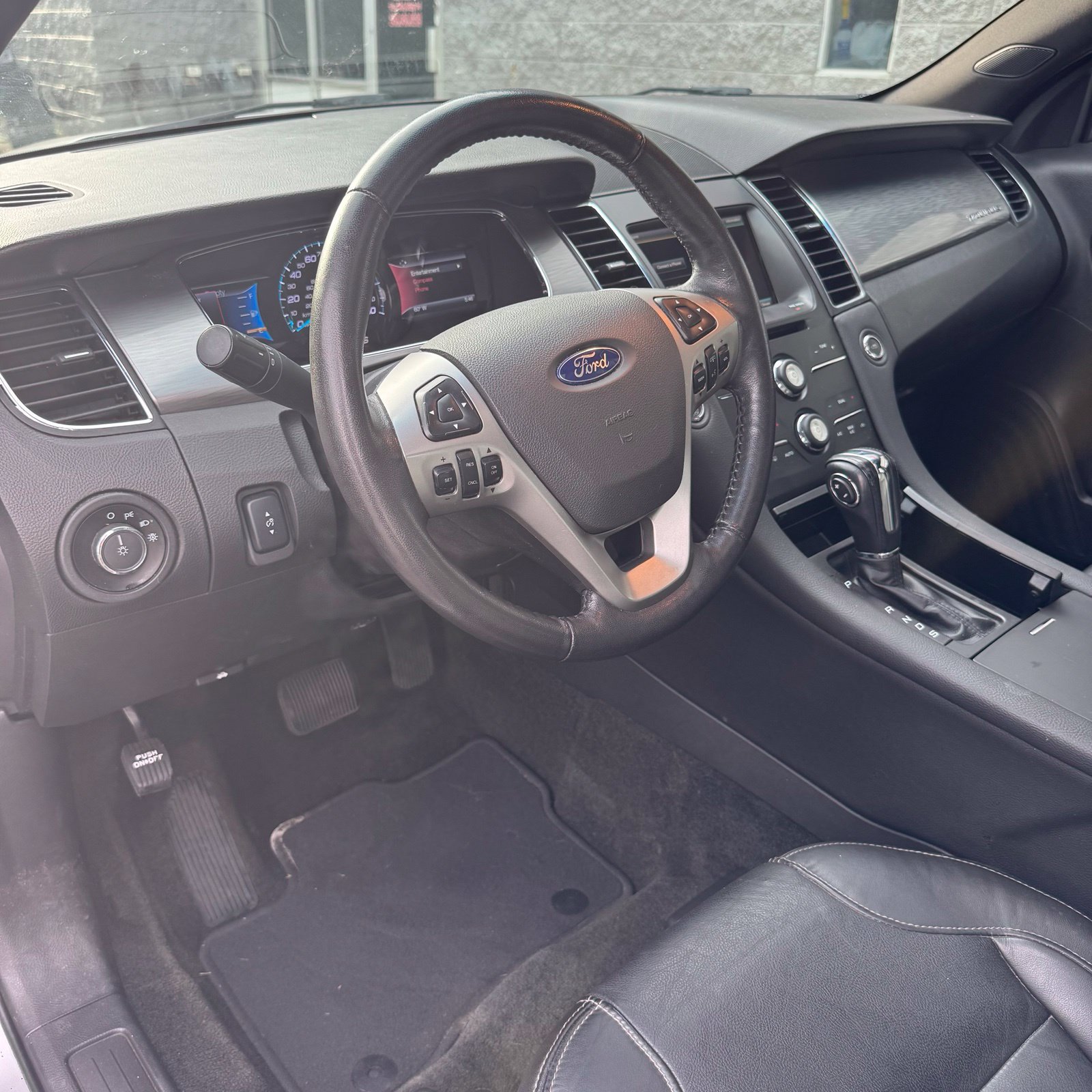 Used 2015 Ford Taurus SEL FWD image 8