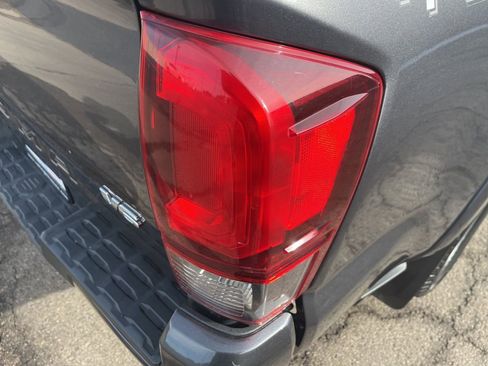 Used 2019 Toyota Tacoma TRD Sport image 39