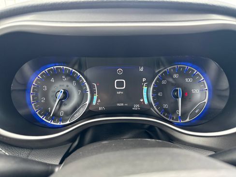 Used 2024 Chrysler Pacifica Touring-L w/ Uconnect Theater Family Group FWD image 19