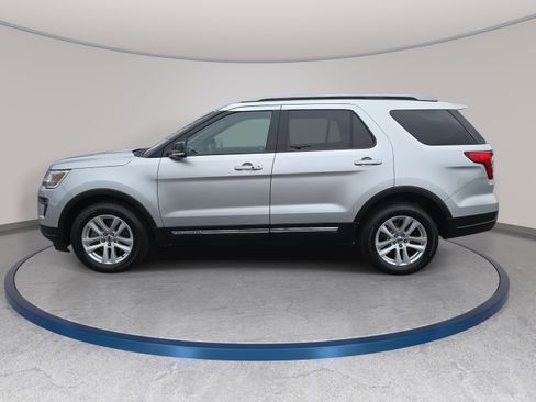 Used 2018 Ford Explorer XLT w/ Equipment Group 202A image 8