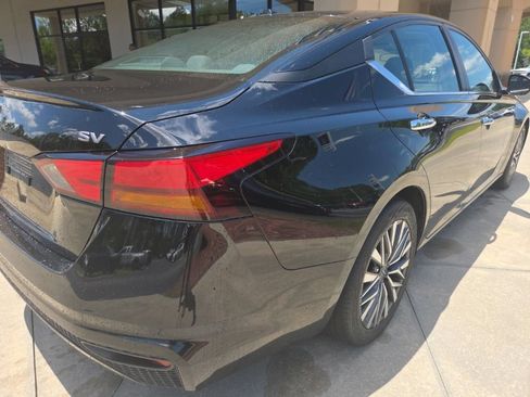 Used 2024 Nissan Altima 2.5 SV FWD image 6