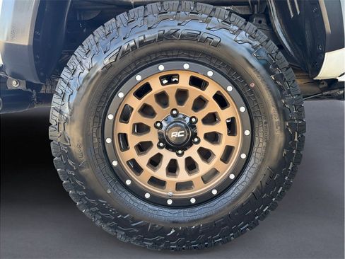 Used 2018 Toyota Tacoma TRD Off-Road AWD/4WD image 8