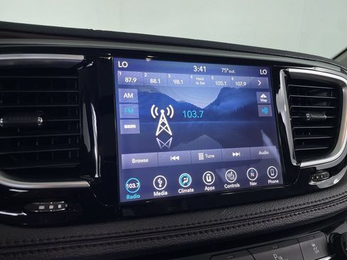 Used 2019 Chrysler Pacifica Limited FWD image 14