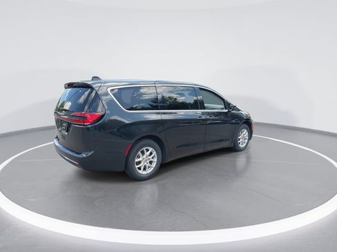 Used 2023 Chrysler Pacifica Touring-L FWD image 8