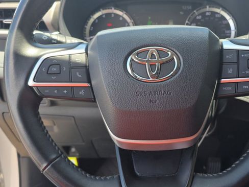 Used 2024 Toyota Highlander LE FWD image 7