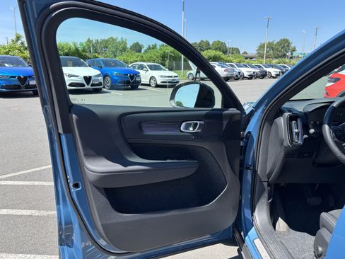 Used 2025 Volvo XC40 B5 Plus AWD/4WD image 27