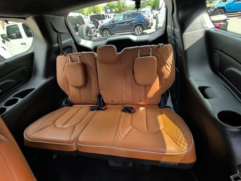 Used 2021 Chrysler Pacifica Pinnacle FWD image 14
