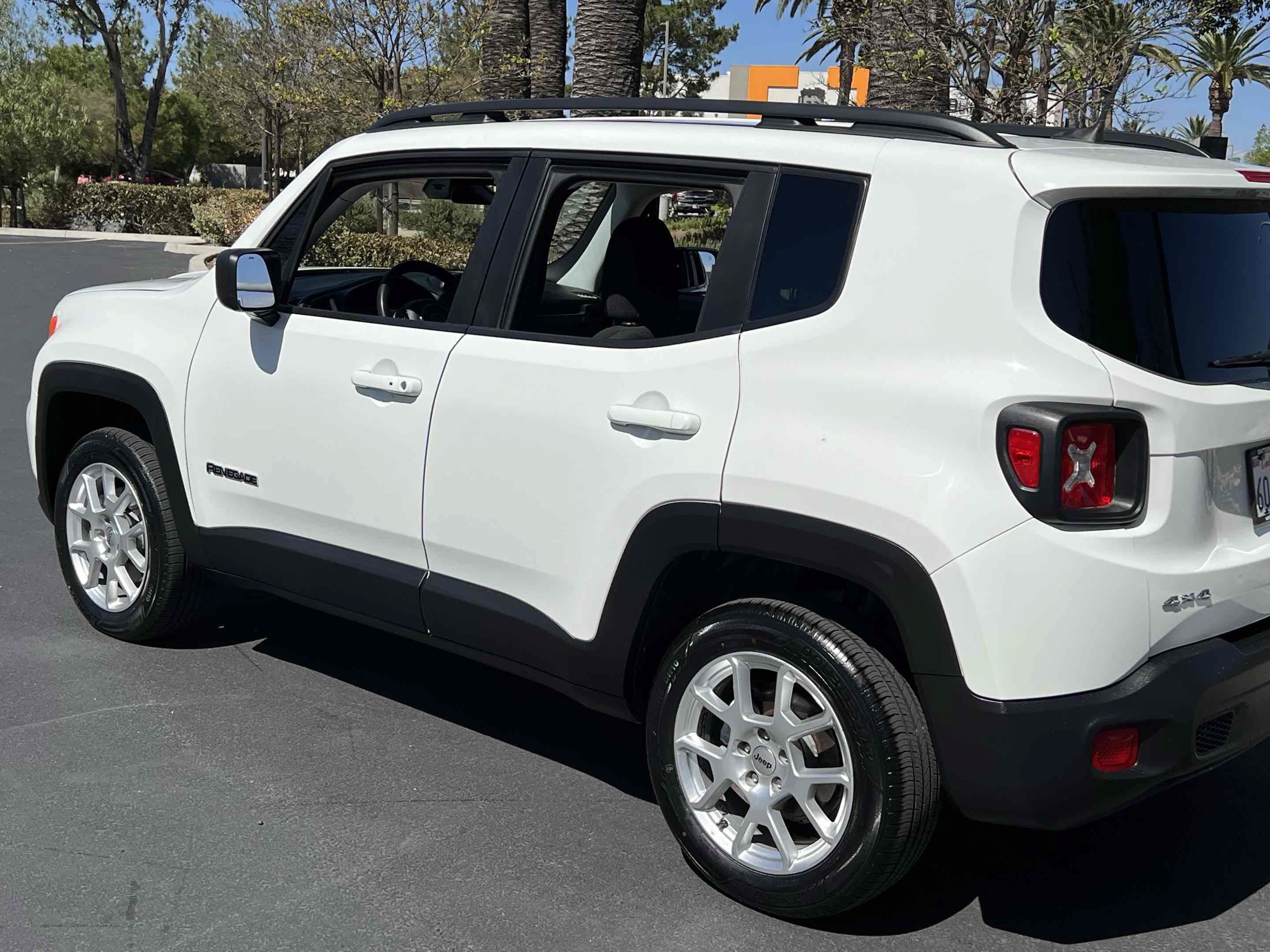 Used 2022 Jeep Renegade Latitude AWD/4WD image 39