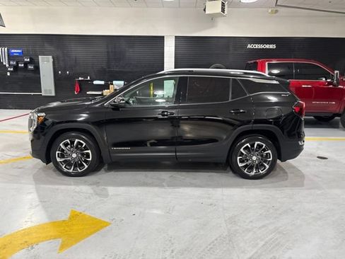 Used 2022 GMC Terrain SLT w/ Infotainment Package II FWD image 5