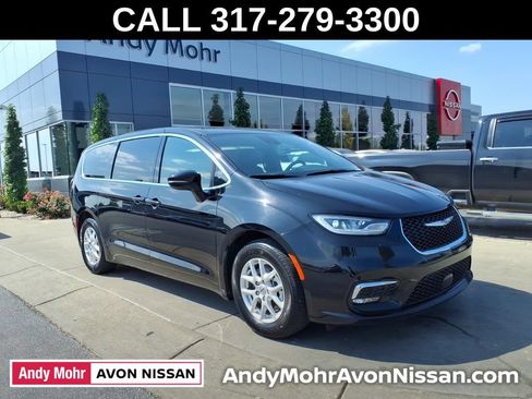 Used 2025 Chrysler Pacifica Select FWD image 1