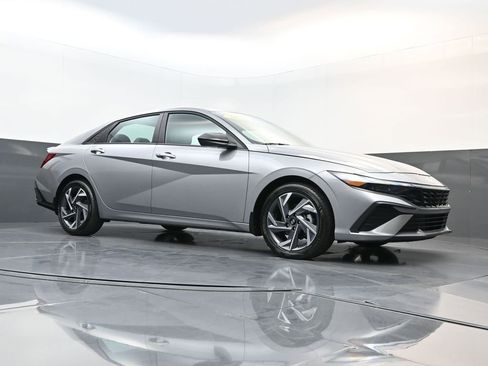 Certified 2025 Hyundai Elantra Sport image 21