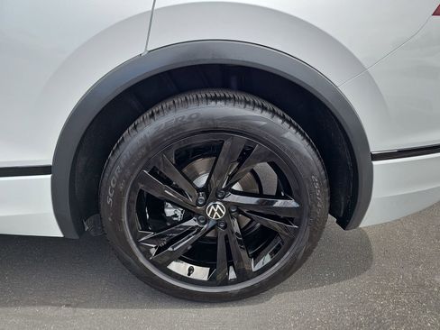 Certified 2023 Volkswagen Tiguan SE R-Line FWD image 34