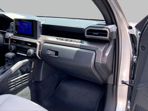 Used 2025 Toyota Tacoma SR5 AWD/4WD image 18