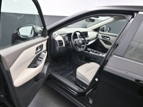 Used 2025 Nissan Rogue SV FWD image 18