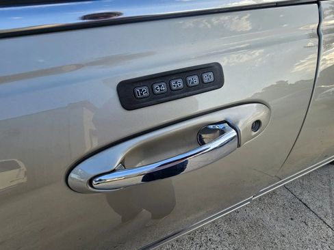 Used 2005 Lincoln Town Car Signature RWD image 22