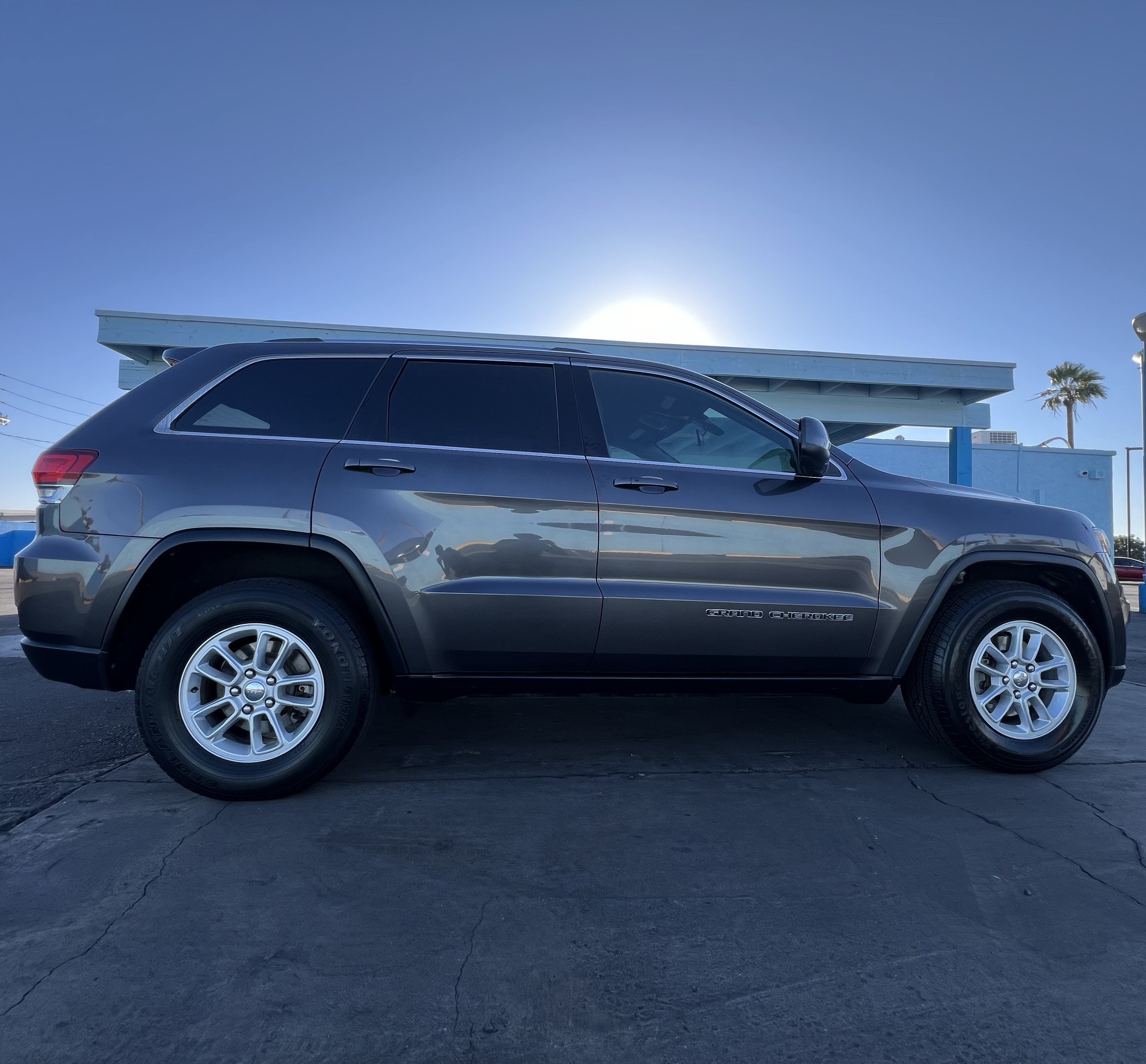 Used 2020 Jeep Grand Cherokee Laredo RWD image 2
