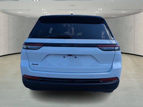 Used 2023 Jeep Grand Cherokee Altitude image 4