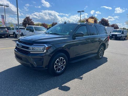 Used 2024 Ford Expedition XLT AWD/4WD image 3