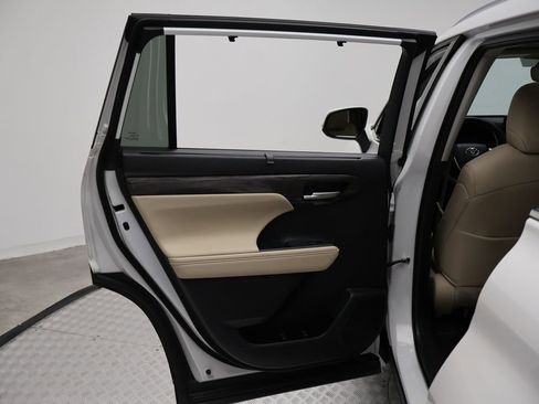 Used 2024 Toyota Highlander Limited image 21