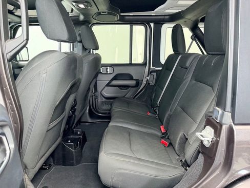 Used 2018 Jeep Wrangler Unlimited Sahara AWD/4WD image 5