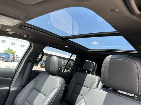 Used 2025 Chevrolet Traverse LT w/ Sun and Wheel Package FWD image 18