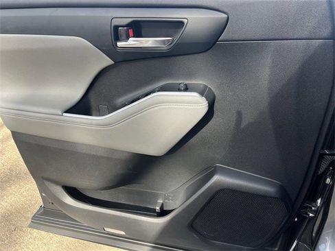 Used 2024 Toyota Highlander XLE image 26