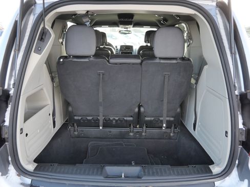 Used 2017 Dodge Grand Caravan SXT image 18