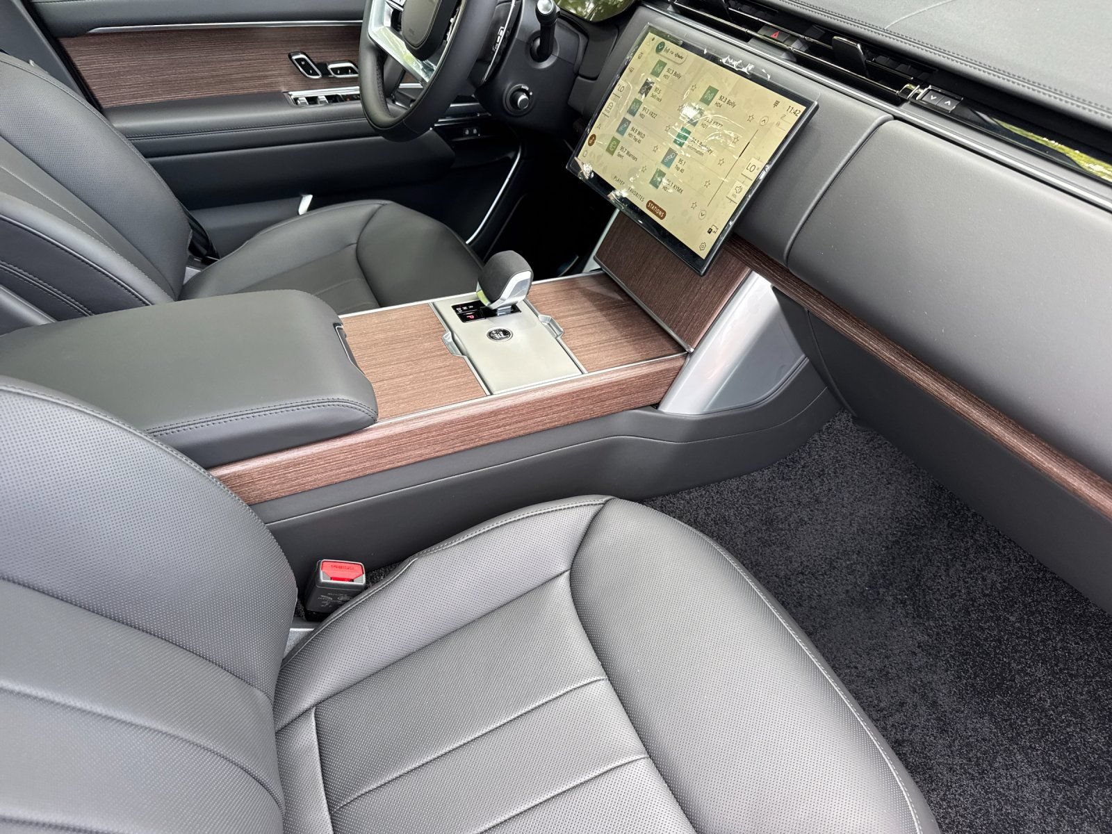 New 2026 Land Rover Range Rover Long Wheelbase SE AWD/4WD image 16