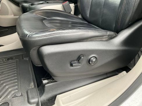 Used 2018 Chrysler Pacifica Touring-L image 26