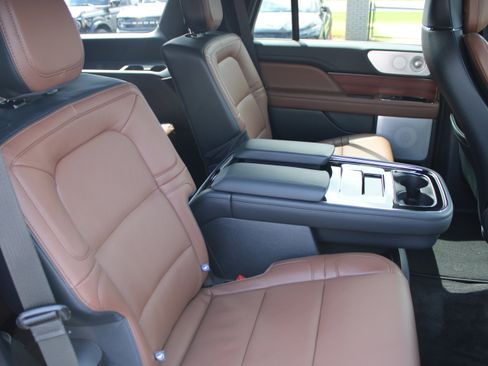 Used 2024 Lincoln Navigator Reserve AWD/4WD image 17