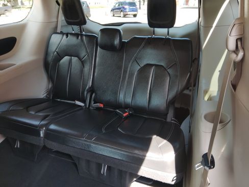 Used 2022 Chrysler Pacifica Touring-L FWD image 26
