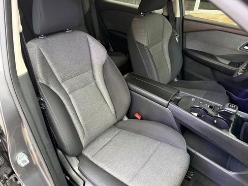 Used 2021 Nissan Rogue SV image 11