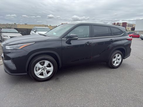 Used 2023 Toyota Highlander LE FWD image 3