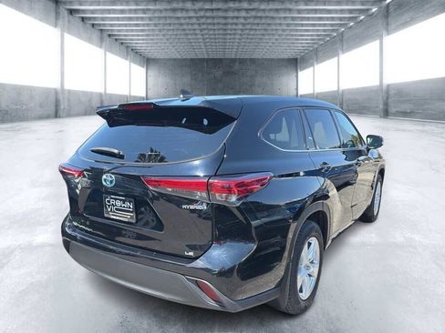 Used 2022 Toyota Highlander LE AWD/4WD image 3