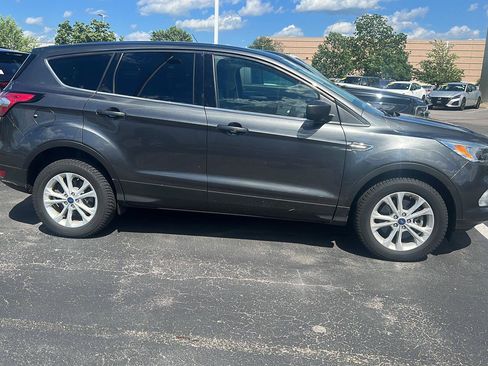 Used 2017 Ford Escape SE w/ SE Cold Weather Package AWD/4WD image 4