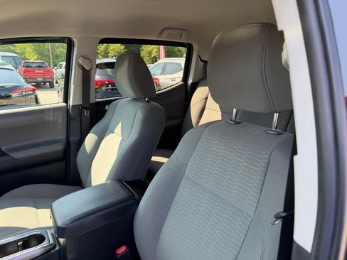 Used 2018 Toyota Tacoma SR5 AWD/4WD image 8