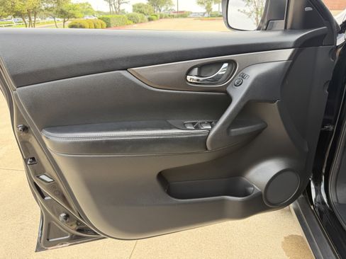 Used 2014 Nissan Rogue SV w/ SV Premium Package FWD image 22